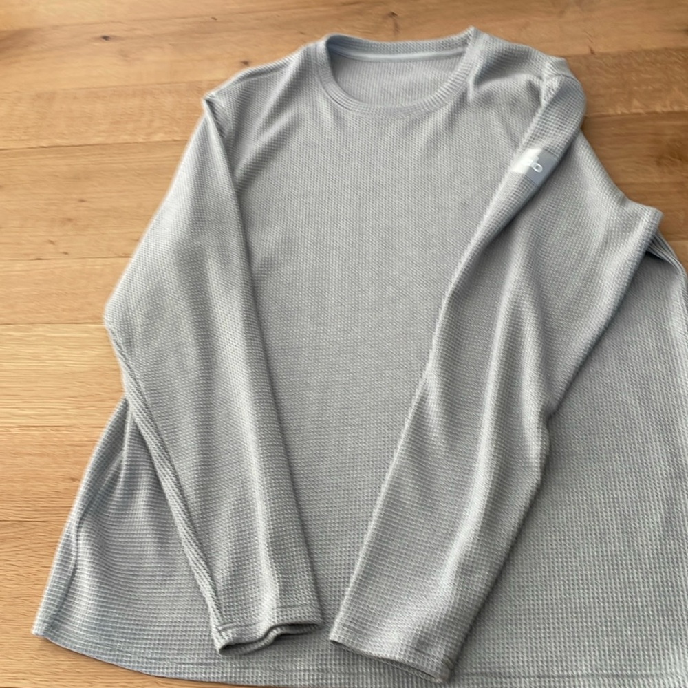Men’s Alo yoga shirt